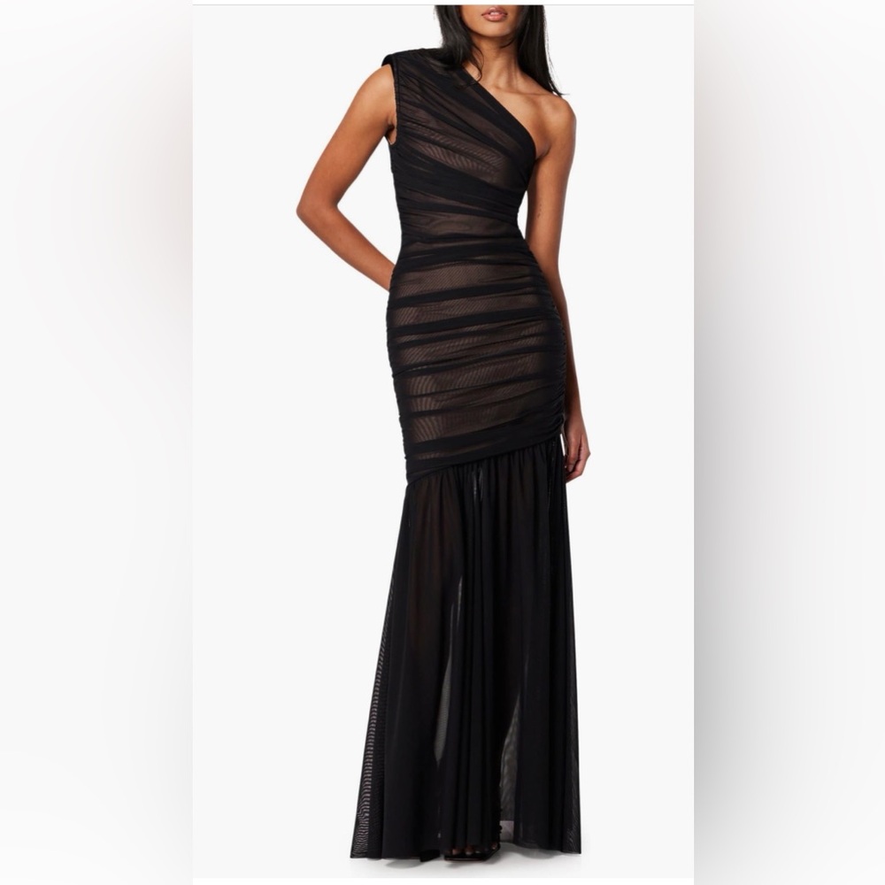 Elliatt Vienna Ruched One-
Shoulder Gown XXL